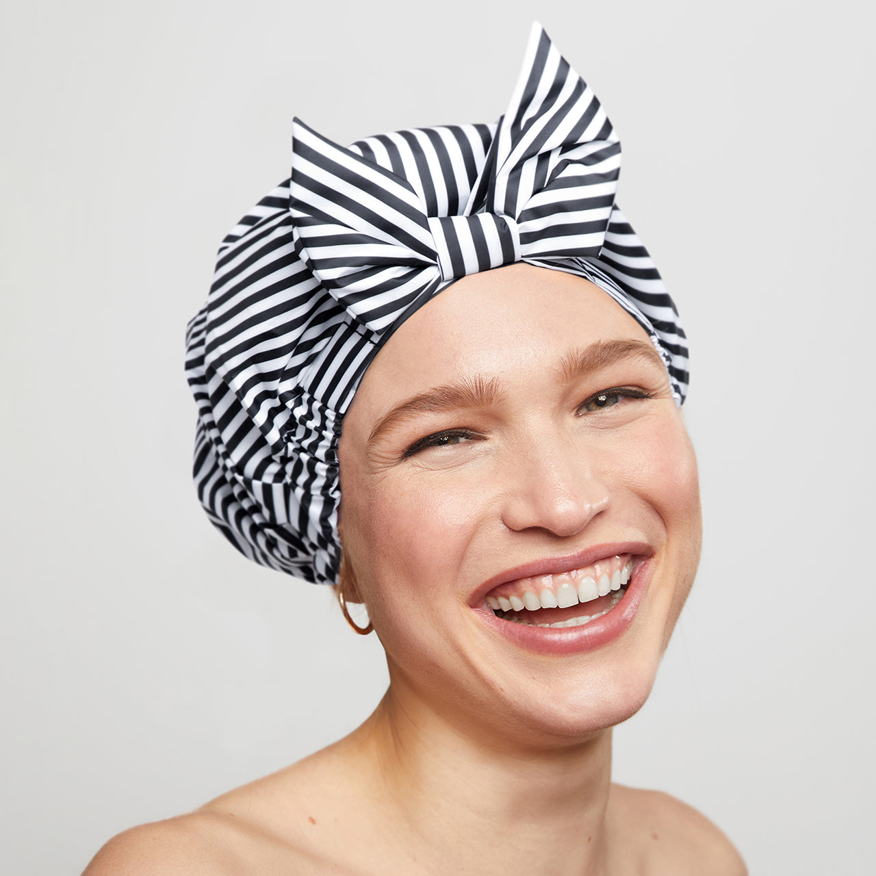 0835-Luxe-ShowerCap-Model-Cleanse-Stripe-4-1280x1280px