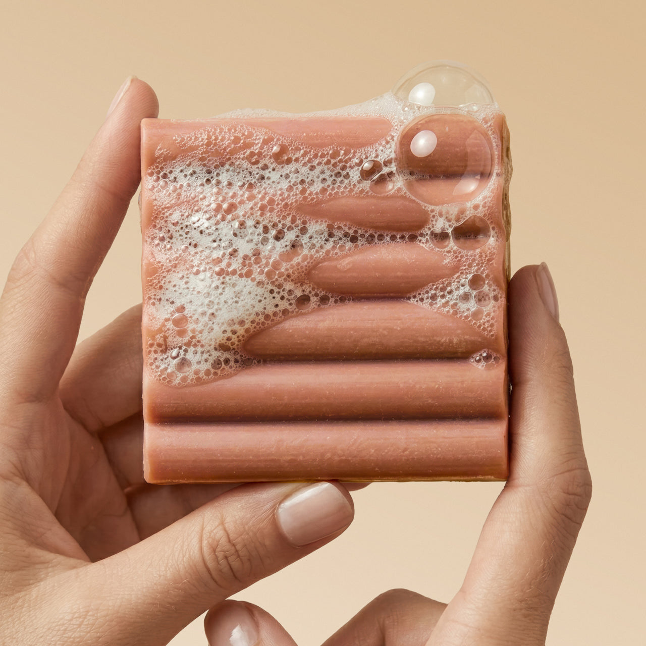 506425-AmberShoresBodyWashBar-Cleansing-BottleFreeBeauty-Model-7.jpg-1280x1280px_05b99db7-7f03-482a-b351-4658d43d6ed2