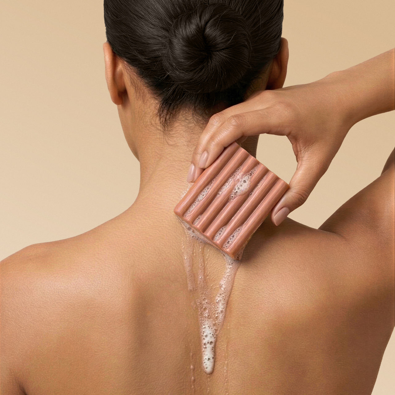 506425-AmberShoresBodyWashBar-Cleansing-BottleFreeBeauty-Model-8.jpg-1280x1280px_70d1e002-1fa5-4d8f-a7f6-4cf4fb3e62f9