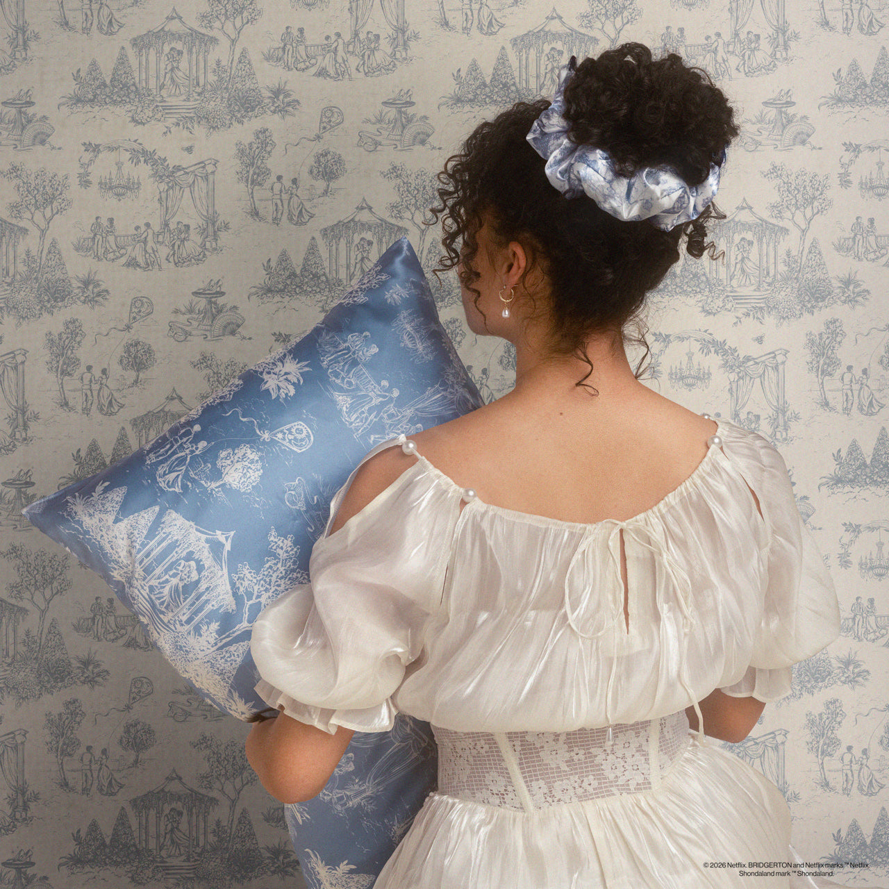 507439-507378-BridgertonxKitsch-PillowScrunchies_InSatin-Set-2pc-ToileInBloom-StandardSatinPillowcase-GardenToile-Model-2-1280x1280px