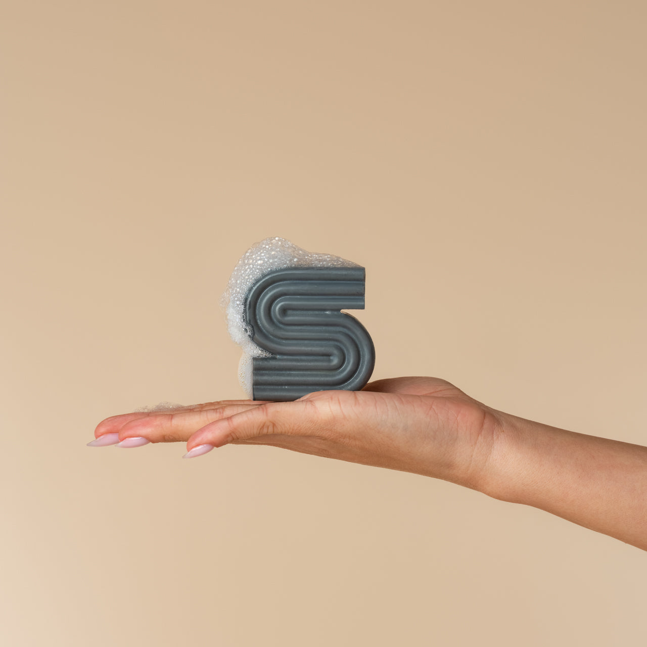 508252-ClarifyingDetoxSolidShampooBar-Model-BottleFreeBeauty-Purifying-6-005-1280x1280px