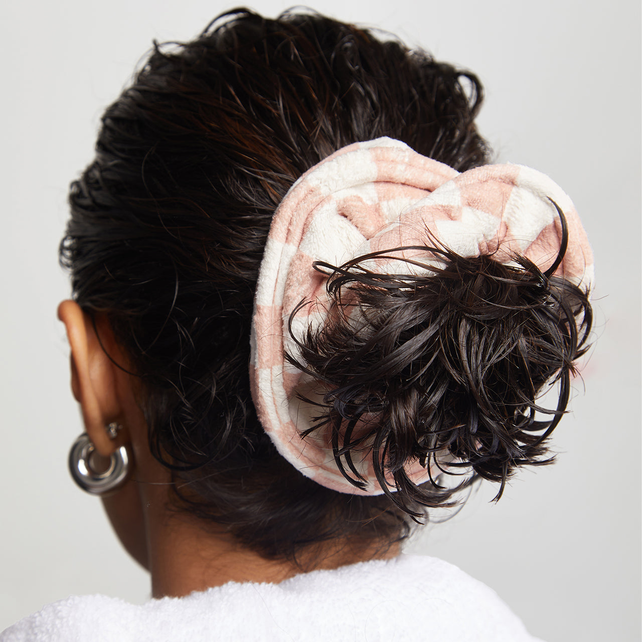 61449-MicrofiberTowelScrunchies-2pc-Model-Cleanse-TerracottaChecker-4-1280x1280px