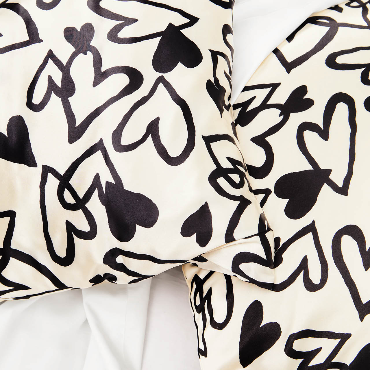 64440-CreativeProductShoot-StandardSatinPillowcase-Sleep-Heart-1280x1280px