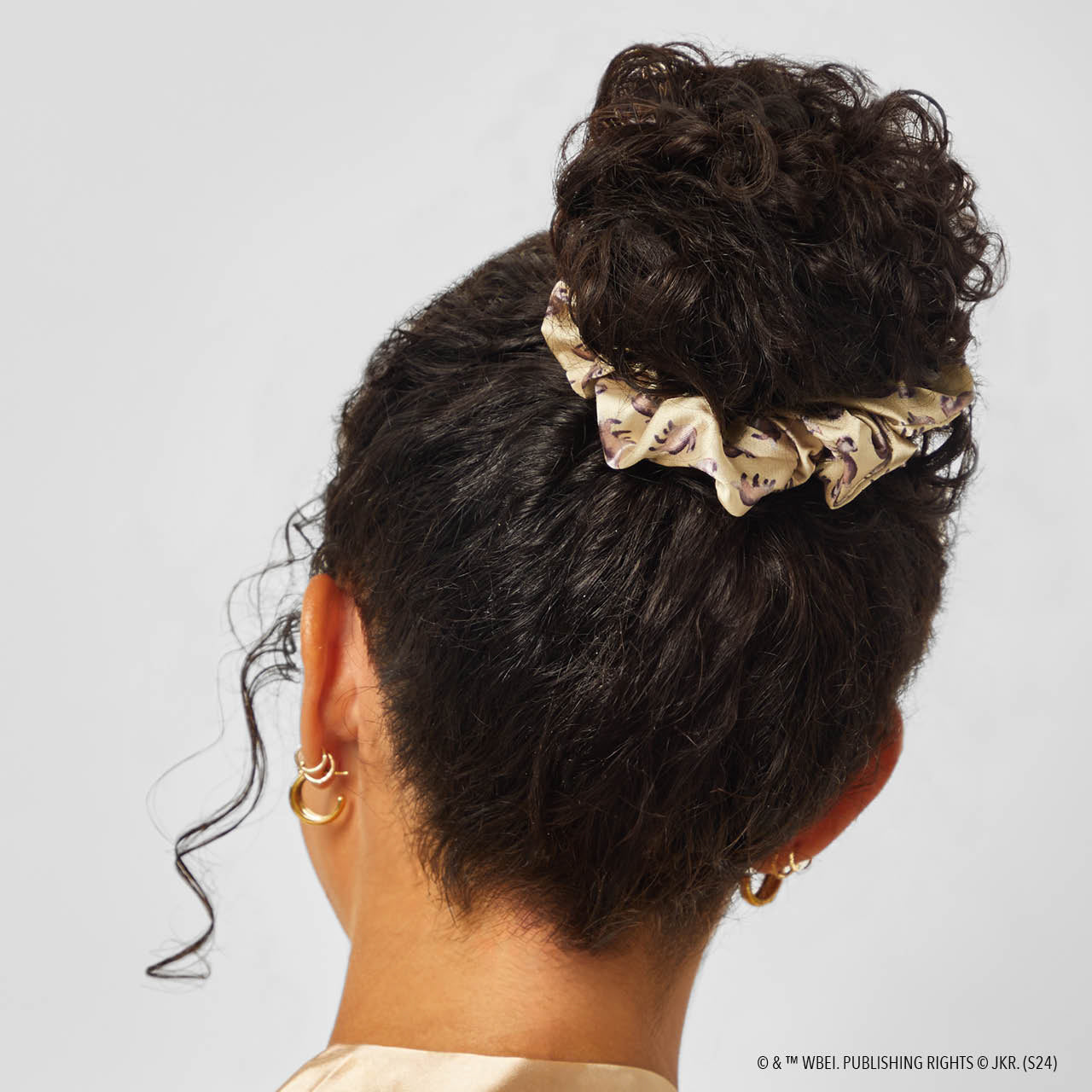 65355-HarryPotterxKitsch-SatinSleepScrunchies-4pc-Model-5-1280x1280px