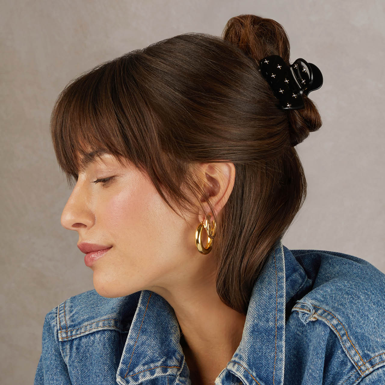 65966-RecycledPlasticRhinestoneMediumPuffyClawClip-1pc-Model-Hair-Black-1280x1280px