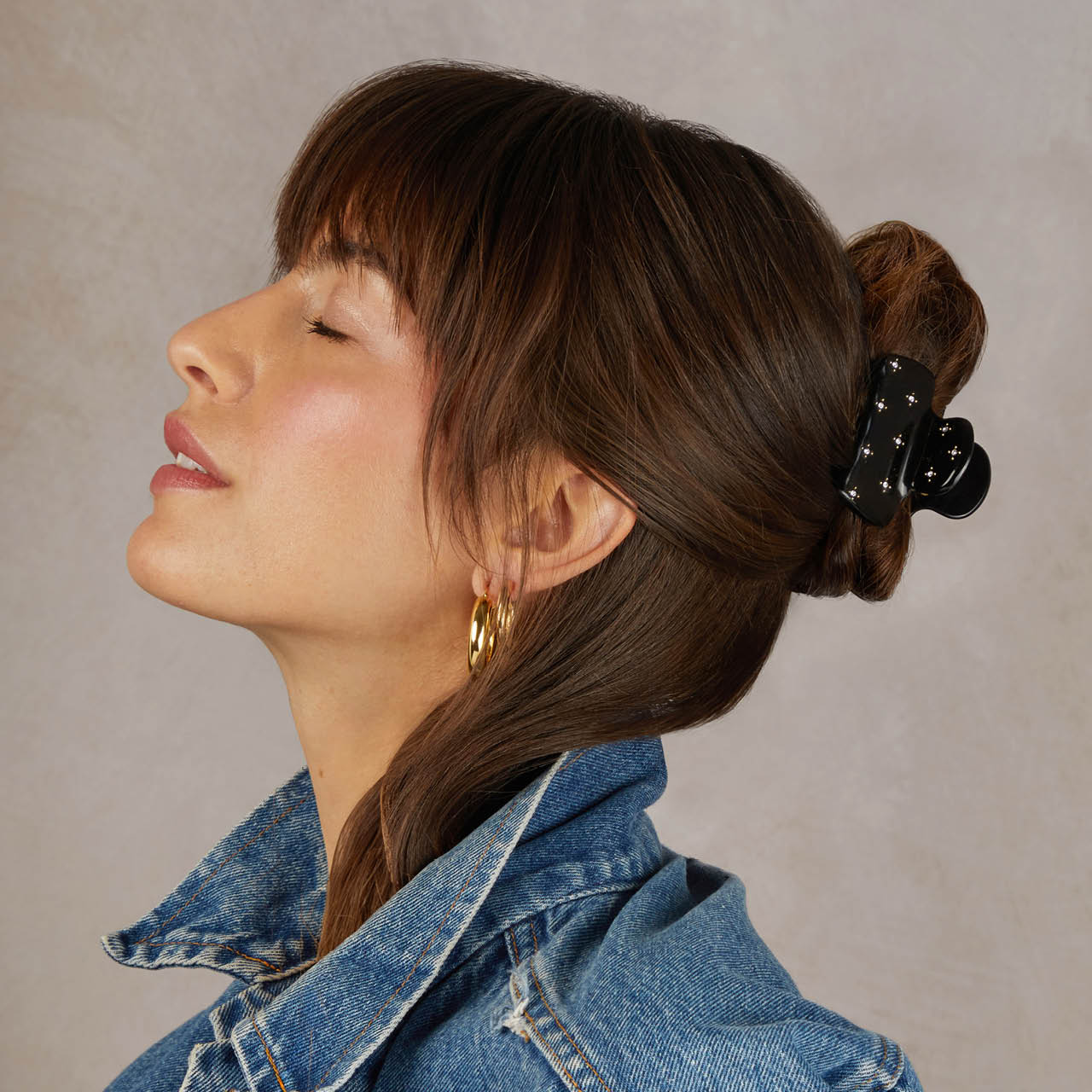 65966-RecycledPlasticRhinestoneMediumPuffyClawClip-1pc-Model-Hair-Black-2-1280x1280px