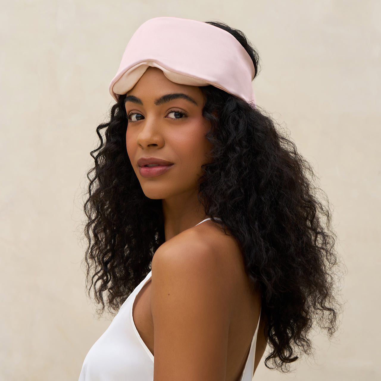 69124-ContourPillowEyeMask-Blush-Sleep-Model-1280x1280px
