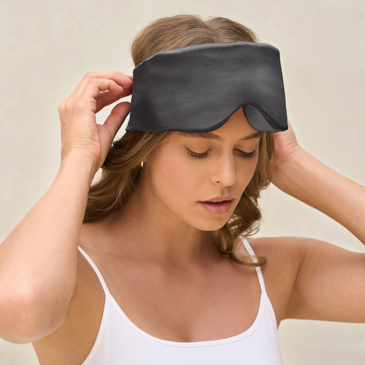 69131-ContourPillowEyeMask-Charcoal-Sleep-Model-1280x1280px