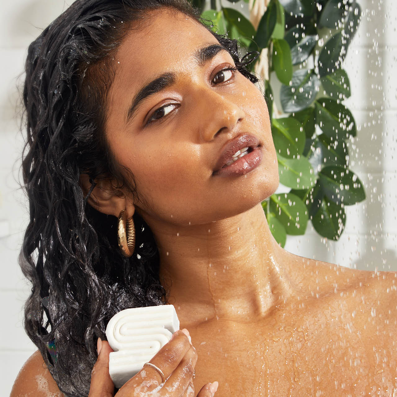 9432-UltraSensitiveSolidShampoo_BodyWashBar-Model-BottleFreeBeauty-2-1280x1280px